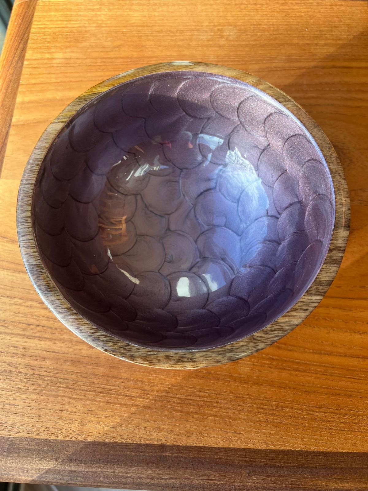 Small hand-painted bowl with a fishscales peral finish. In aubergine purple shade