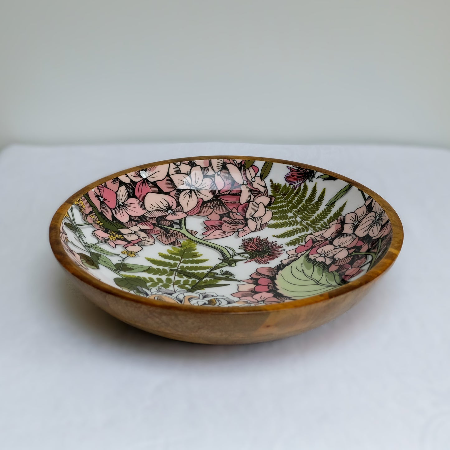 Large statement bowl (38cm) with a modern nature inspired pink hydrangea design. Made with sustainable mango wood. Suitable as a fruit bowl or salad bowl.