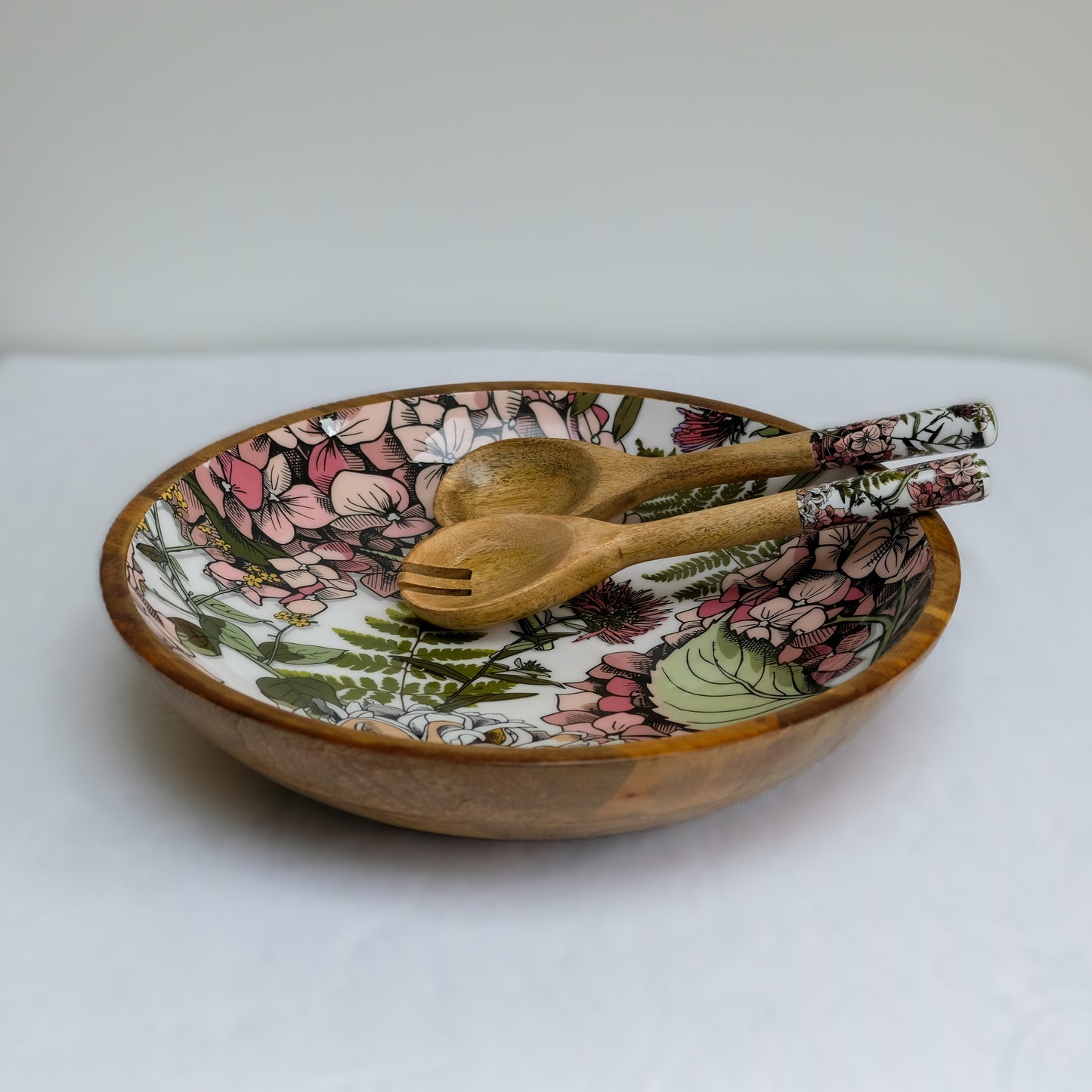 Large statement bowl (38cm) with a modern nature inspired pink hydrangea design. Made with sustainable mango wood. Suitable as a fruit bowl or salad bowl. With matching salad servers