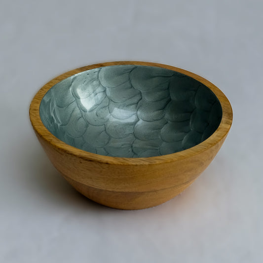 Small hand-painted bowl (18cm) in light blue with a pearl finish. Made with sustainable mango wood. Suitable for cold & warm food or as an individual decorative piece.
