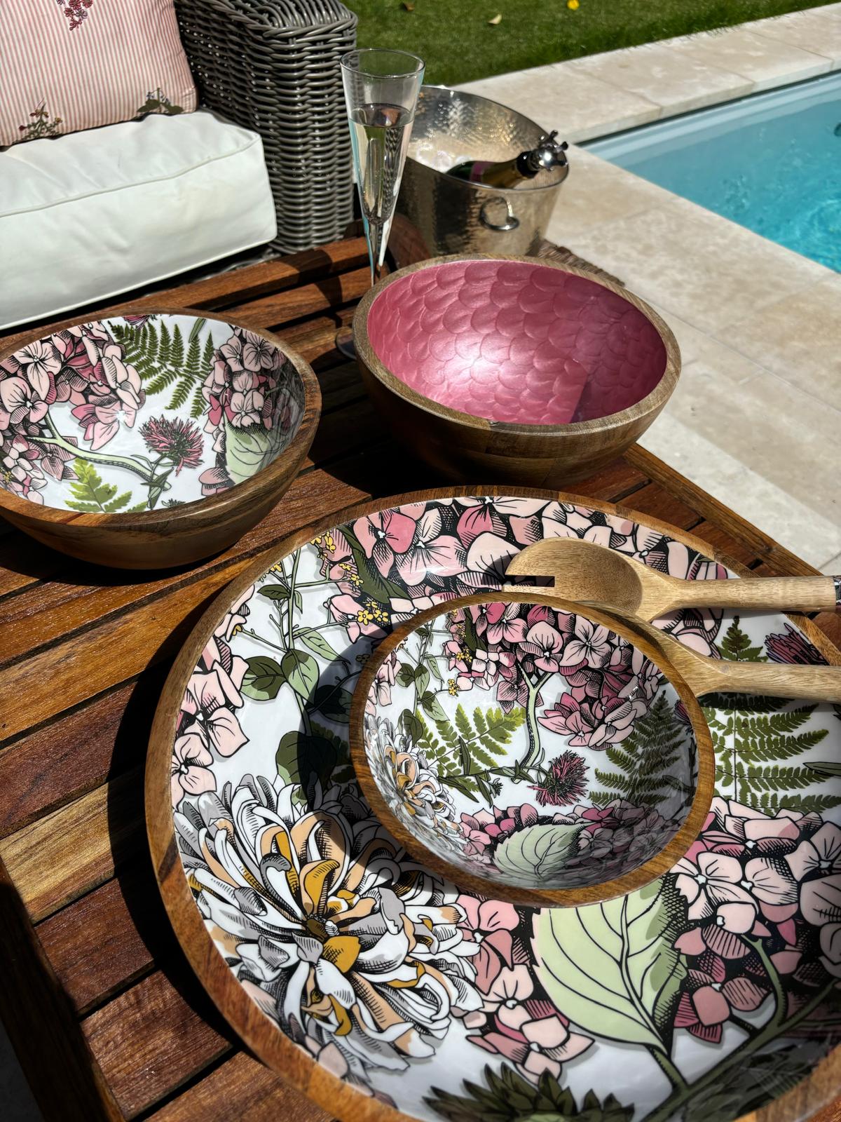 Large , medium and small bowl set with matching salad servers. Featuring a modern pink hydrangea design. Plus medium size hand-painted bowl in hot pink. Made from sustainable mango wood.