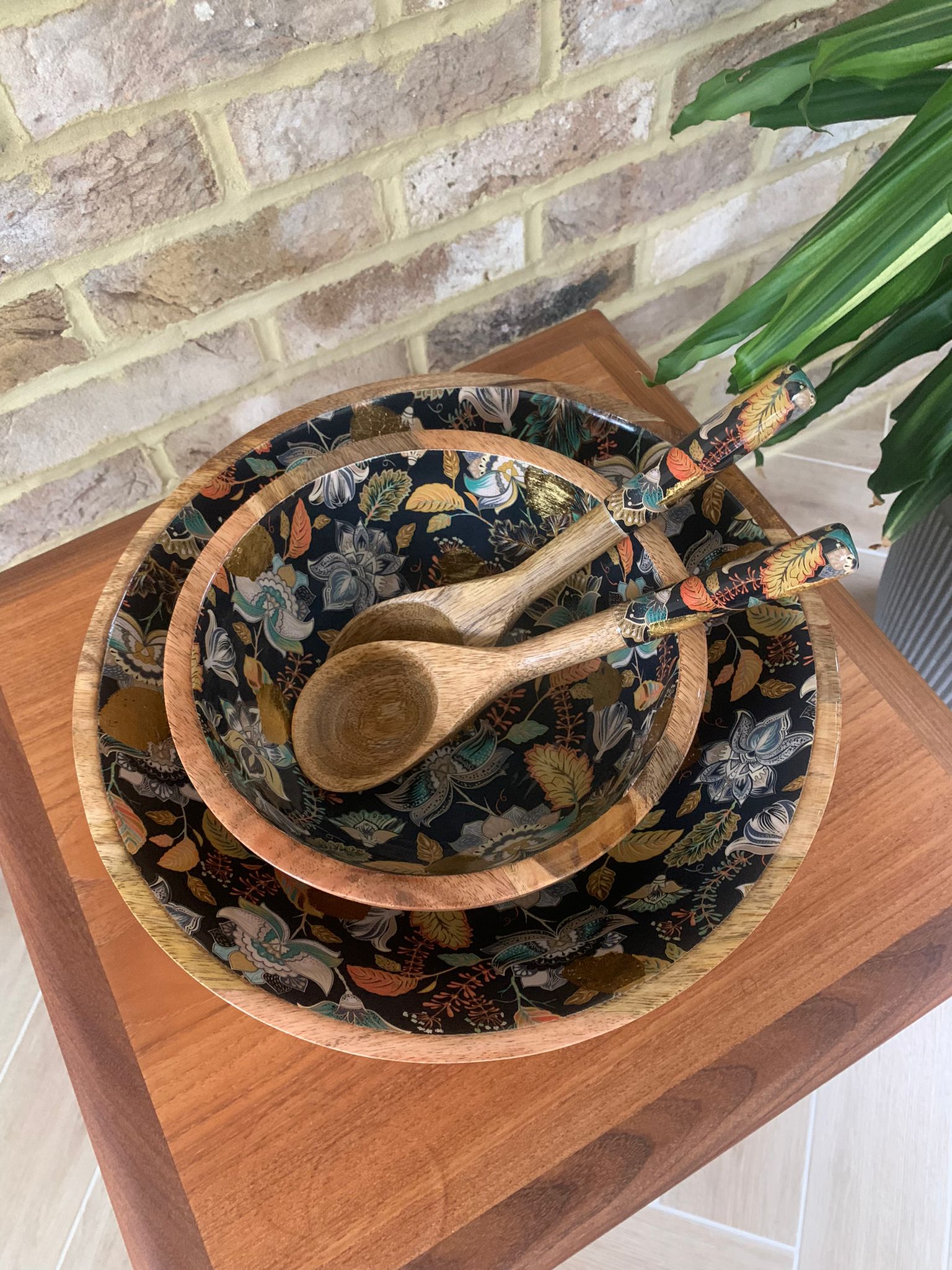 Medium and large bowl with Matching salad Servers with decorated handles. Salad bowl, fruit bowl. An elegant floral design in black features stunning accents of gold foil. Made from sustainable mango wood