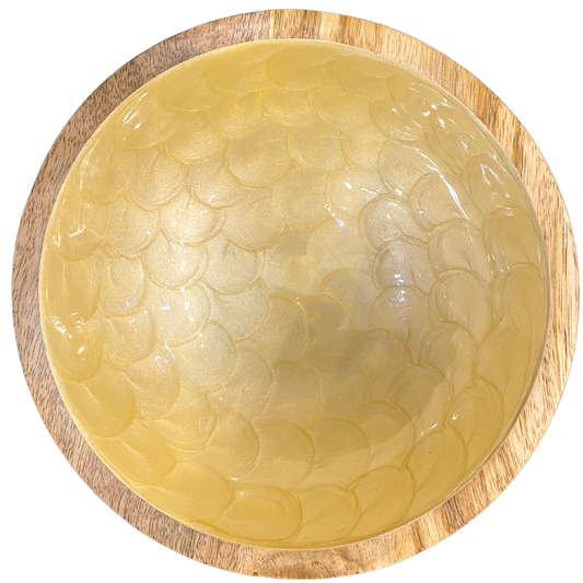 Small hand-painted bowl (18cm) in primrose yello with a pearl finish. Made with sustainable mango wood. Suitable for cold & warm food or as an individual decorative piece.