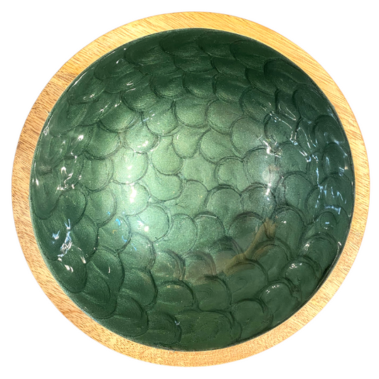 Small hand-painted bowl (18cm) in green moss with a pearl finish. Made with sustainable mango wood. Suitable for cold & warm food or as an individual decorative piece.
