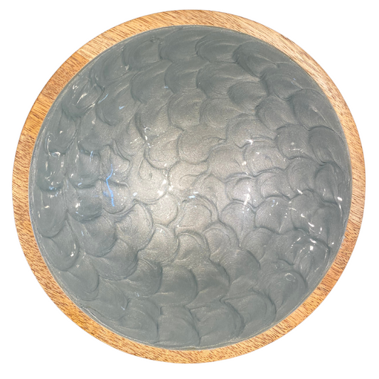 Small hand-painted bowl (18cm) in light blue with a pearl finish. Made with sustainable mango wood. Suitable for cold & warm food or as an individual decorative piece.