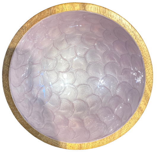 Small hand-painted bowl (18cm) in light lavender with a pearl finish. Made with sustainable mango wood. Suitable for cold & warm food or as an individual decorative piece.