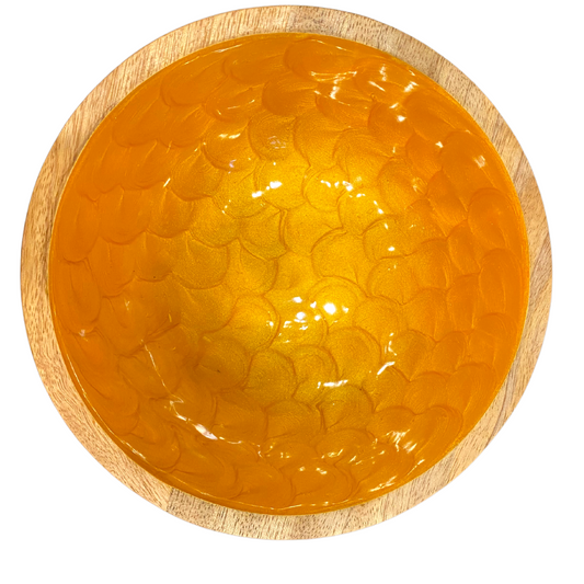 Small hand-painted bowl (18cm) in buttercup yellow with a pearl finish. Made with sustainable mango wood. Suitable for cold & warm food or as an individual decorative piece.