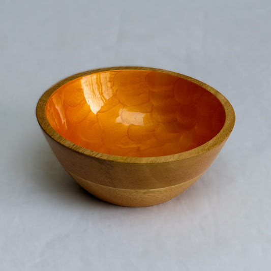Small hand-painted bowl (18cm) in buttercup yellow with a pearl finish. Made with sustainable mango wood. Suitable for cold & warm food or as an individual decorative piece.