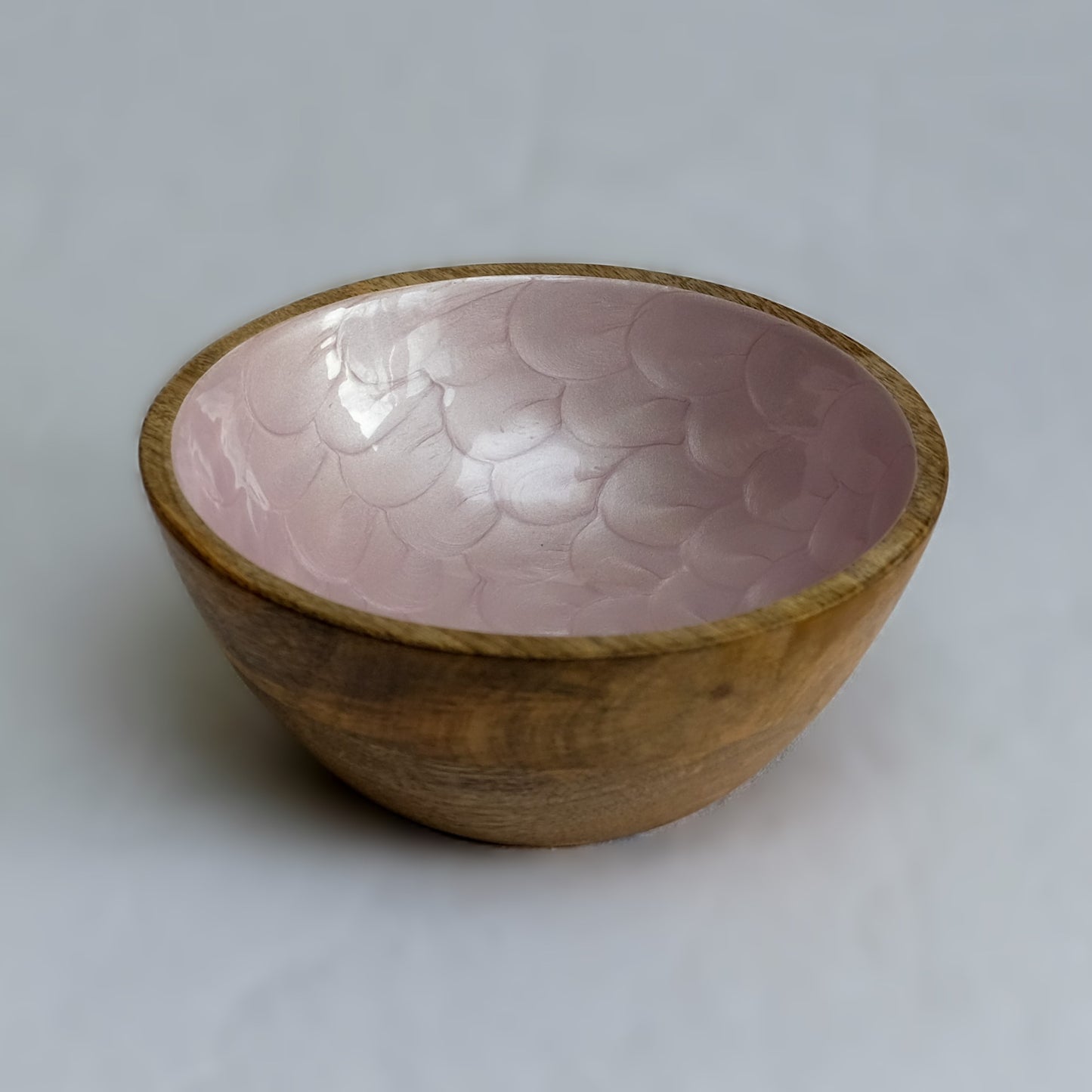 Small hand-painted bowl (18cm) in light lavender with a pearl finish. Made with sustainable mango wood. Suitable for cold & warm food or as an individual decorative piece.