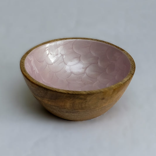 Small hand-painted bowl (18cm) in light lavender with a pearl finish. Made with sustainable mango wood. Suitable for cold & warm food or as an individual decorative piece.