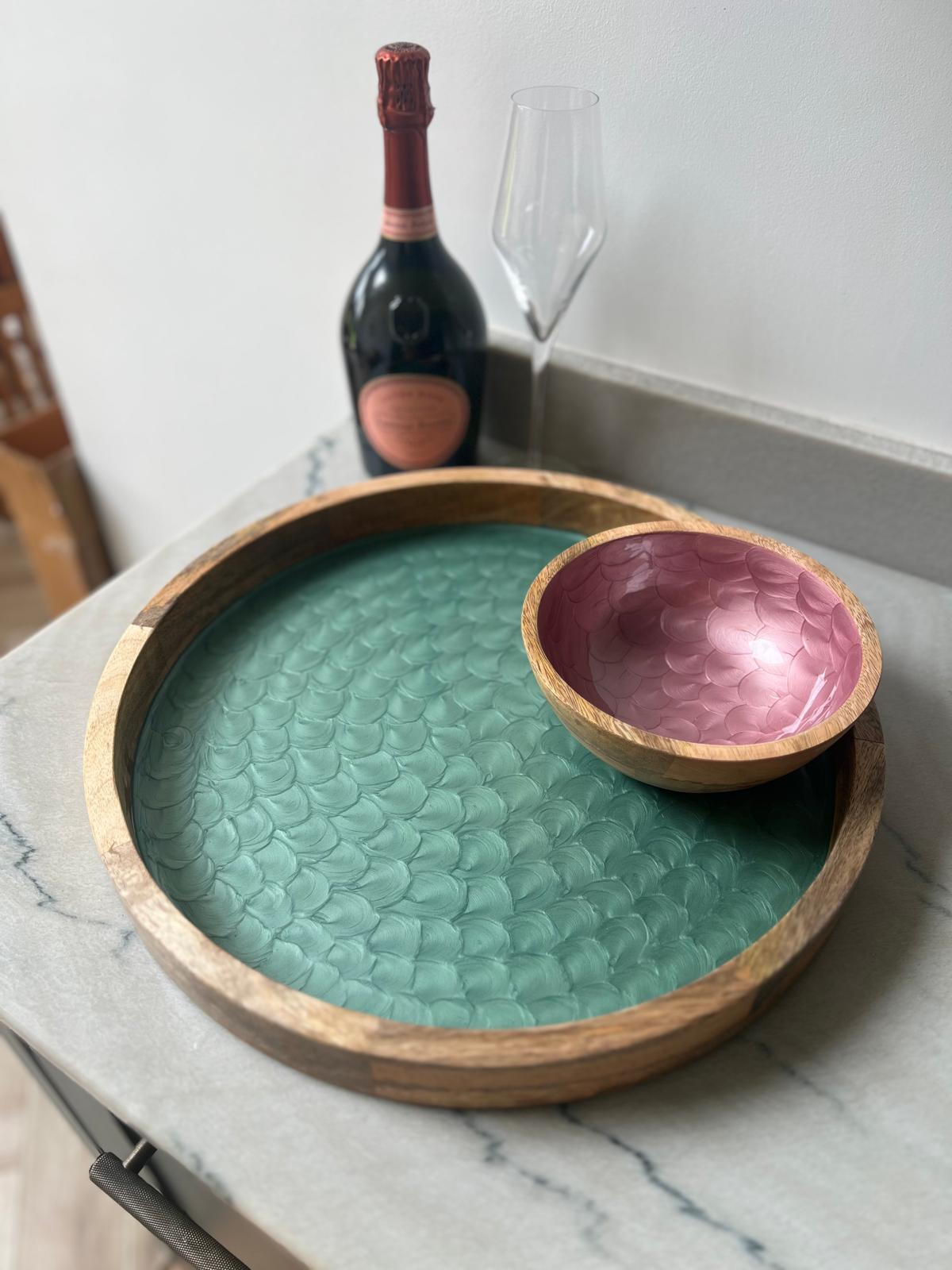 Small bowl made from sustainable mango wood.  Colour pink, size 18cm diameter. Hand painted with a pearl finish. Suitable for cold and warm food or decorative - not suitable for the dishwasher.  Pictured with matching medium sized turquoise tray.