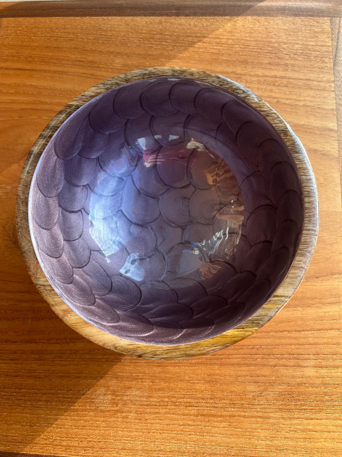 Small hand-painted bowl with a fishscales peral finish. In aubergine purple shade