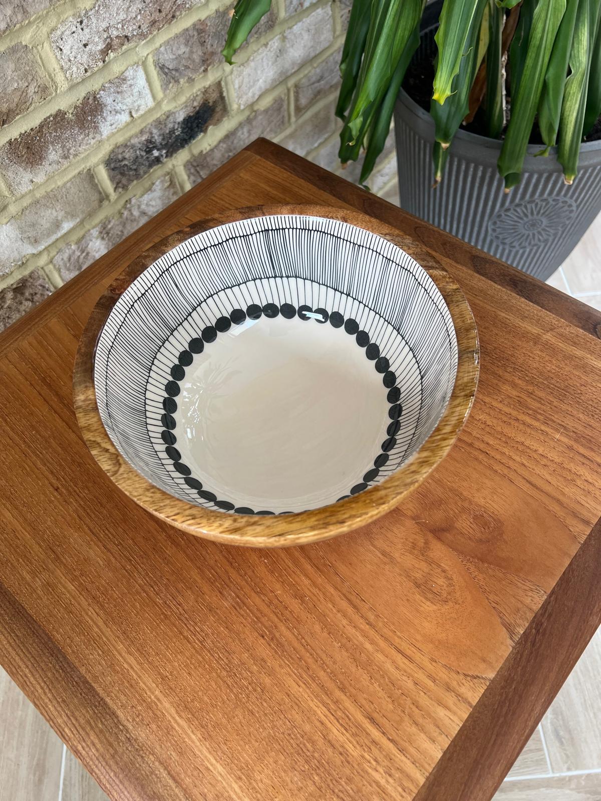 Medium sized Round wooden bowl with decorative black and white abstract circles design.  Made from sustainable mango wood.  Large statement bowl suitable for cold and warm food. Size 25cm diameter. 