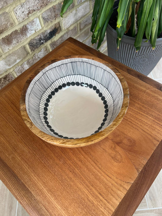 Medium sized Round wooden bowl with decorative black and white abstract circles design.  Made from sustainable mango wood.  Large statement bowl suitable for cold and warm food. Size 25cm diameter. 