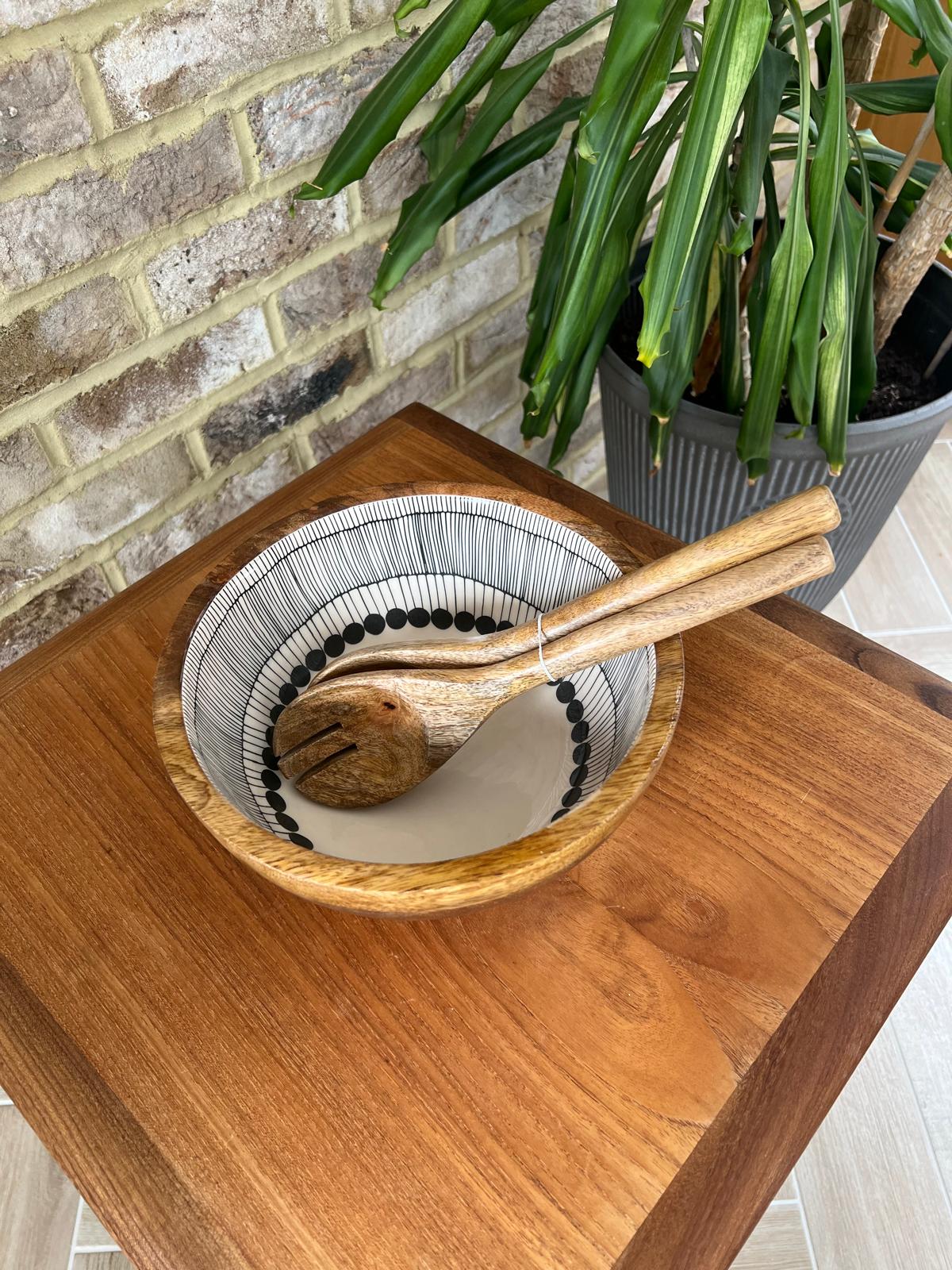 Medium sized Round wooden bowl with decorative black and white abstract circles design.  Made from sustainable mango wood.  Large statement bowl suitable for cold and warm food. Size 25cm diameter. With plain matching salad spoon & fork