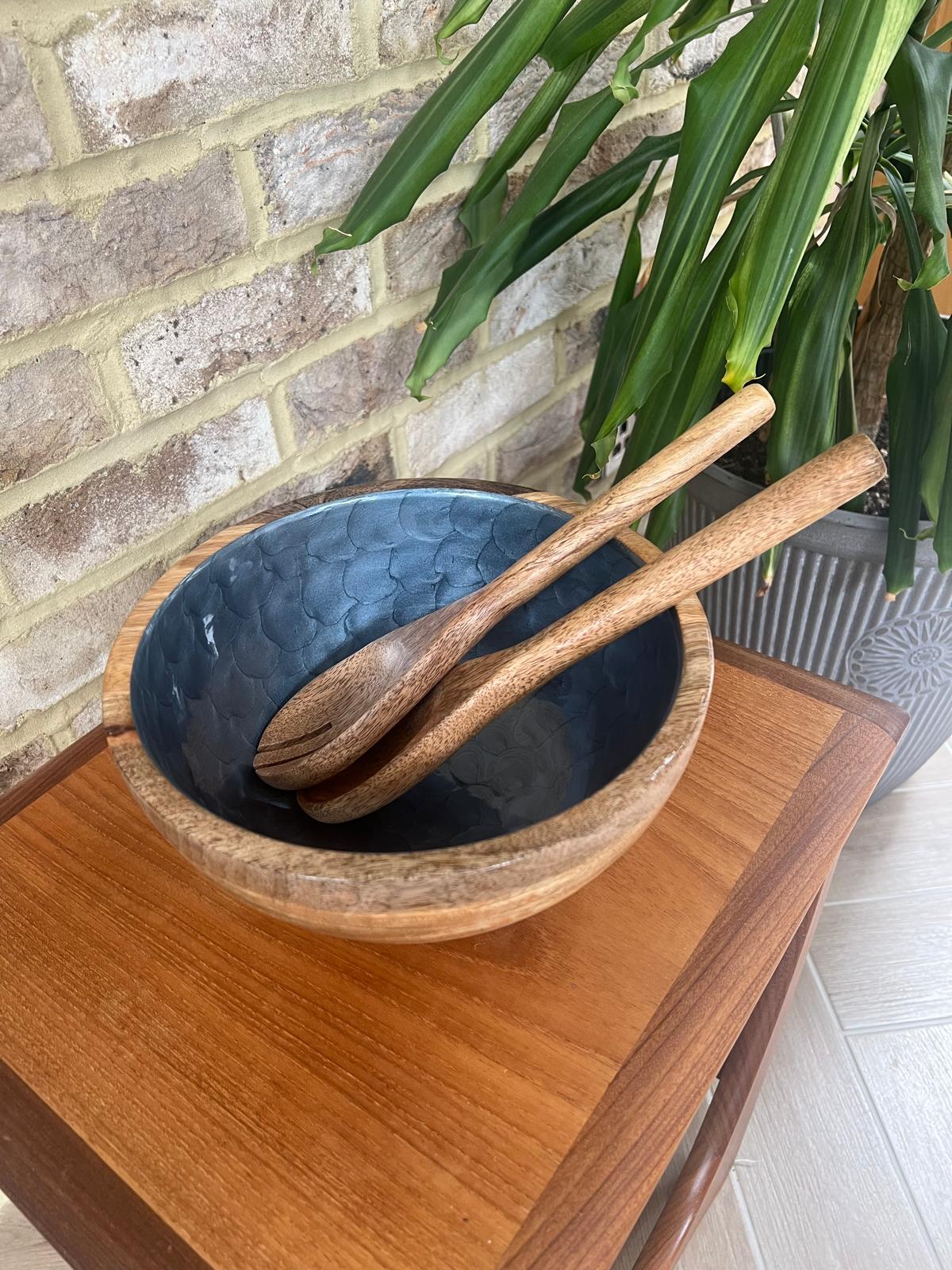 Wooden salad bowl in Royal Blue with a pearl finish with plain wooden spoons. Hand painted. Suitable for cold & warm food.  Not dishwasher safe. 