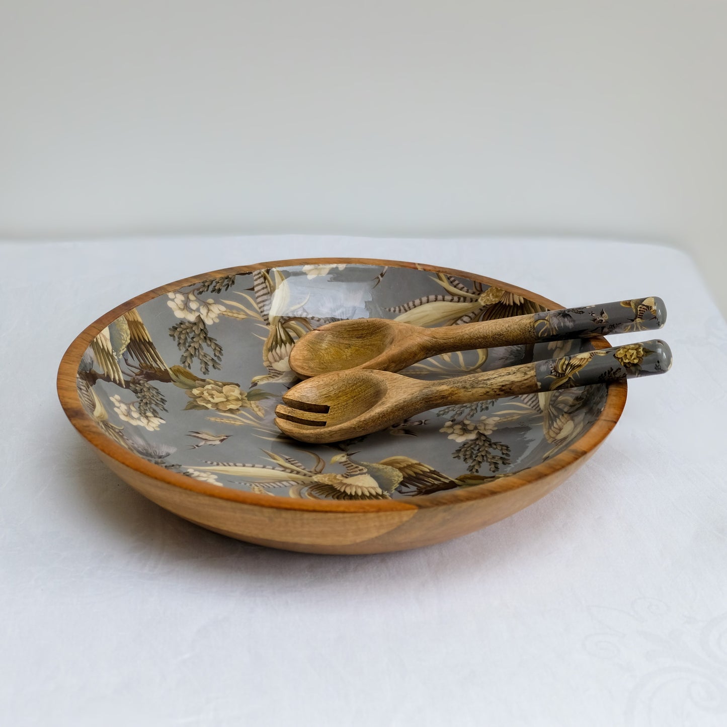 Large statement bowl (38cm) with a modern william morris inspired design. Made with sustainable mango wood. Suitable as a fruit bowl or salad bowl. With matching salad servers.