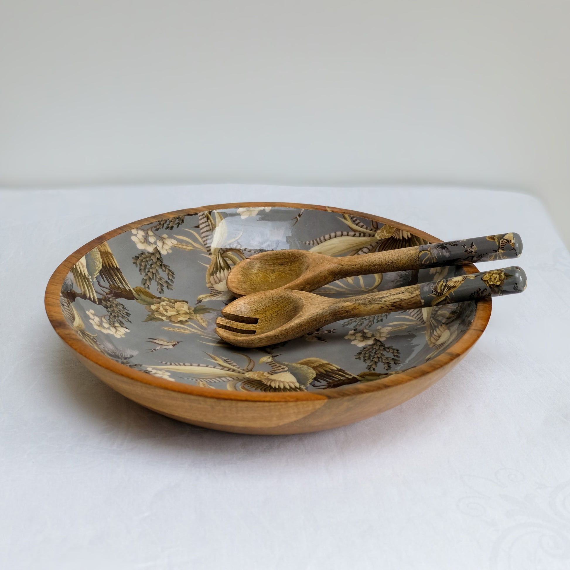 Large statement bowl (38cm) with a modern william morris inspired design. Made with sustainable mango wood. Suitable as a fruit bowl or salad bowl. With matching salad servers.