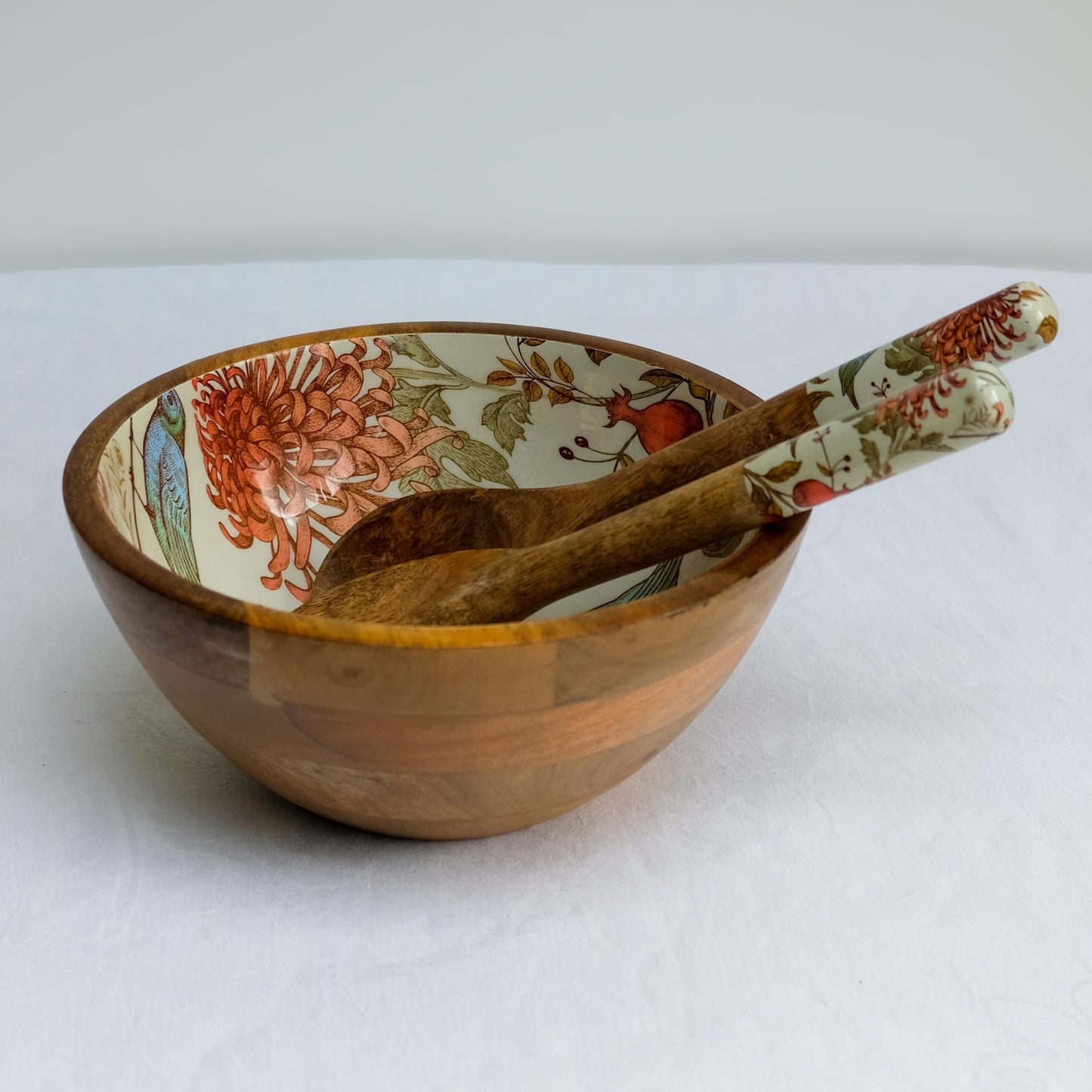 Medium sized bowl (25cm) with a William Morris inspired orange bird design. Made with sustainable mango wood. Suitable as a stylish fruit bowl or salad bowl with matching servers.  With matching salad servers.