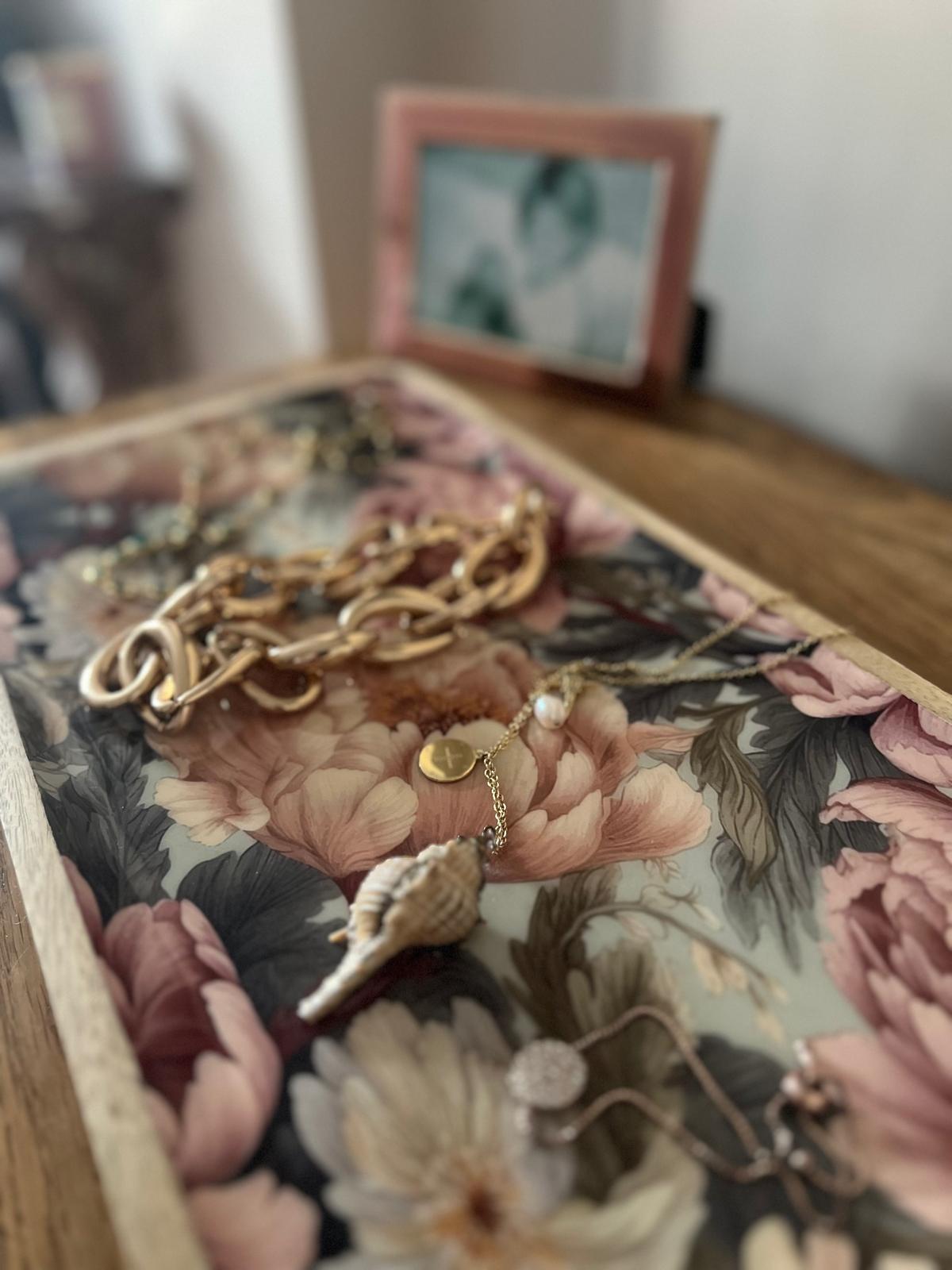 Medium and large platter - suitable for cold and warm food.  This design features unfurling peonies in dusty rose pink & cream hues.  Also featuring subtle tones of grey & green. Made from sustainable mango wood