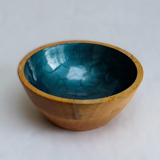 Small hand-painted bowl (18cm) in petrol blue with a pearl finish. Made with sustainable mango wood. Suitable for cold & warm food or as an individual decorative piece.