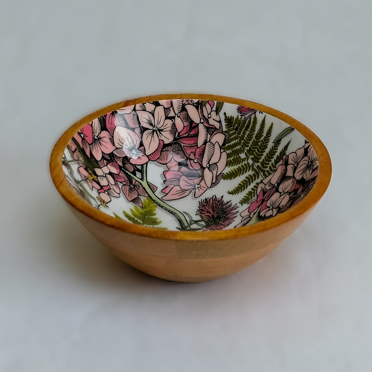Small hand-crafted bowl (18cm) with a modern nature-inspired inspired pink hydrangea design. Made with sustainable mango wood. Suitable for cold & warm food or as an individual decorative piece.