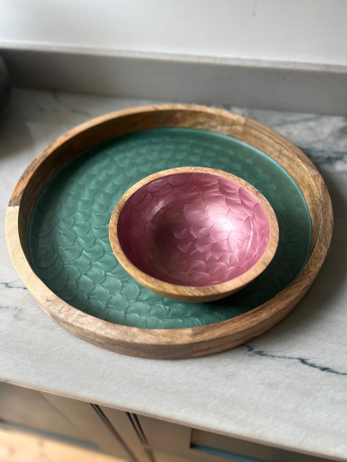 Small bowl made from sustainable mango wood.  Colour pink, size 18cm diameter. Hand painted with a pearl finish. Suitable for cold and warm food or decorative - not suitable for the dishwasher.  Pictured with matching medium sized turquoise tray.